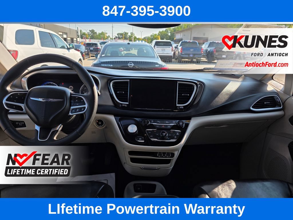 Used 2023 Chrysler Pacifica Touring-L FWD image 23