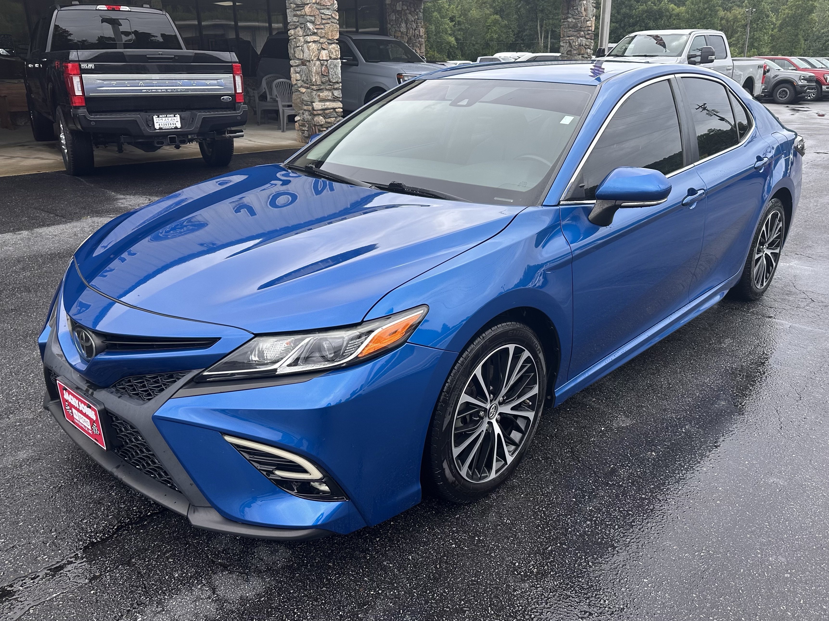 Used 2019 Toyota Camry SE w/ Convenience Package FWD image 2
