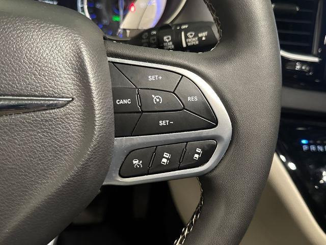 Used 2023 Chrysler Pacifica Touring-L FWD image 21
