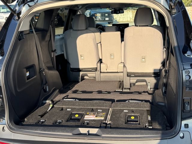 Used 2025 Toyota Sienna LE AWD/4WD image 19