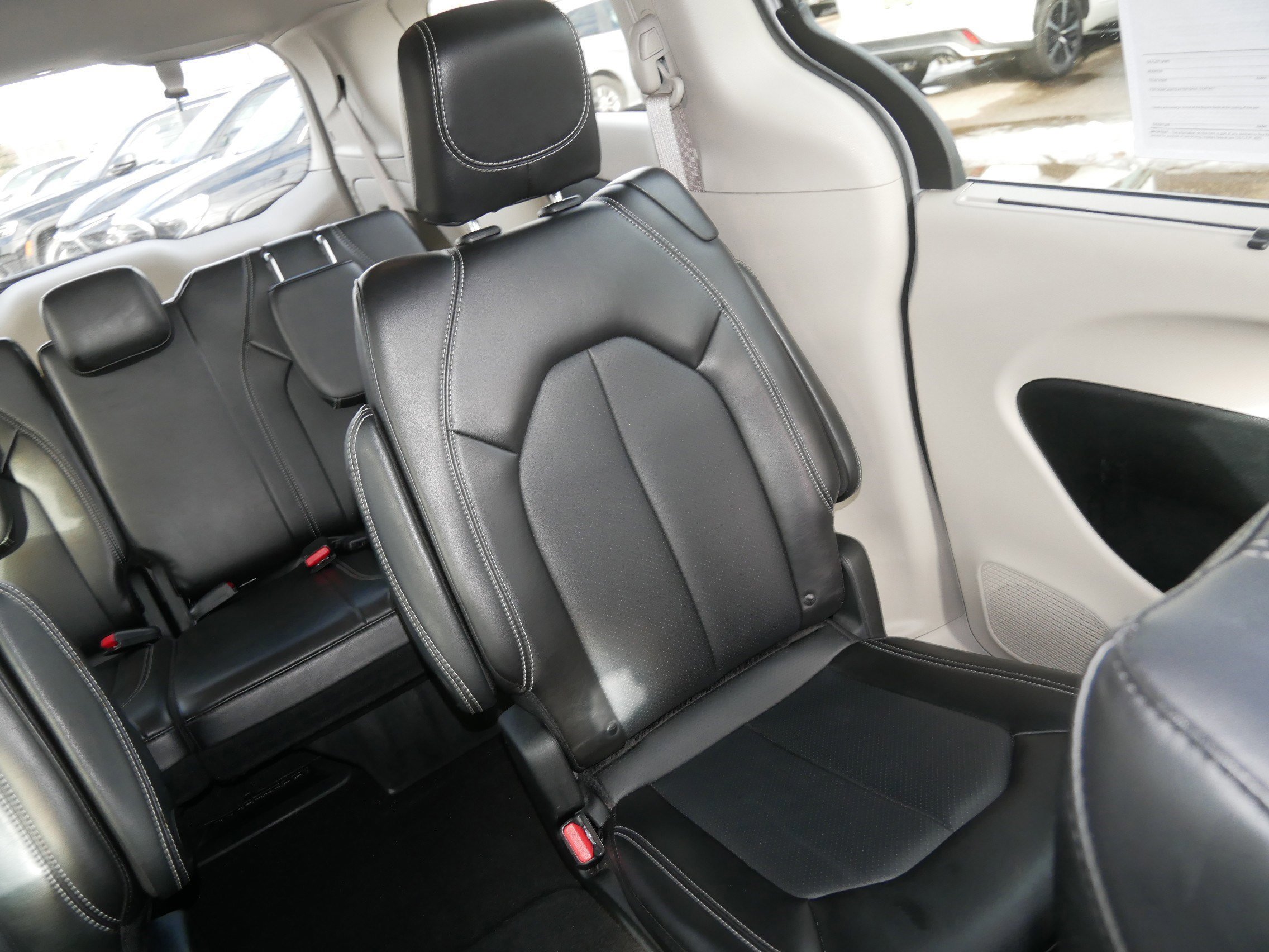 Used 2024 Chrysler Pacifica Touring-L image 14