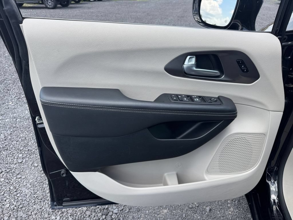 Used 2024 Chrysler Pacifica Touring-L FWD image 35