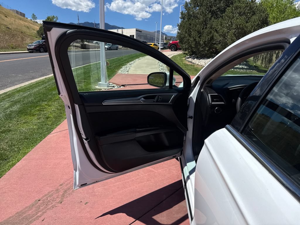 Certified 2018 Ford Fusion SE w/ Fusion SE Technology Package FWD image 12
