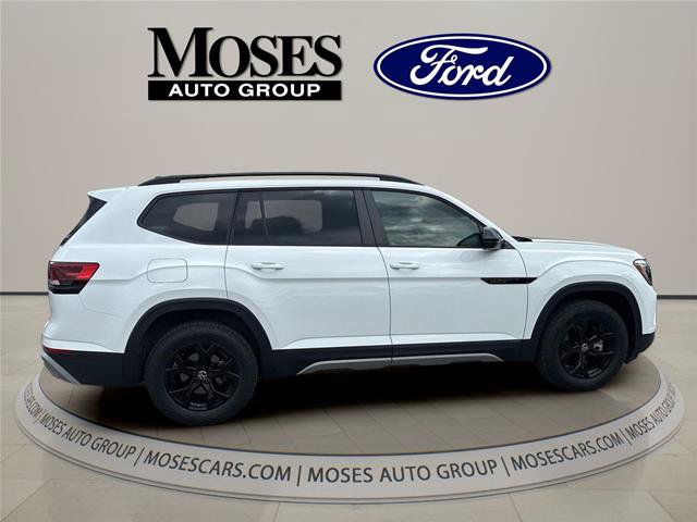 Used 2024 Volkswagen Atlas Peak Edition SE AWD/4WD image 2