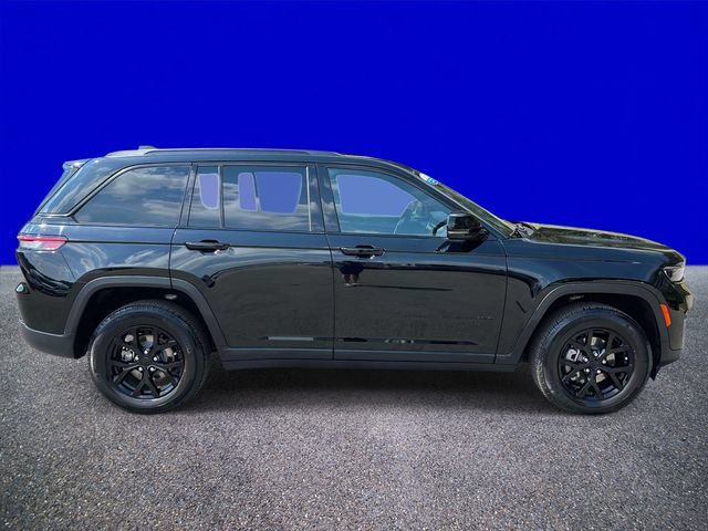 Used 2025 Jeep Grand Cherokee Altitude AWD/4WD image 2