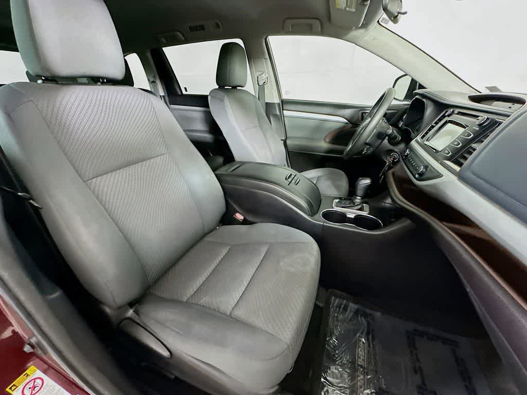 Used 2018 Toyota Highlander LE w/ Carpet Mat Package (TMS) AWD/4WD image 15