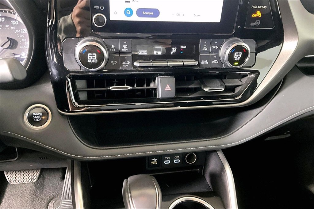 Used 2024 Toyota Highlander LE image 25