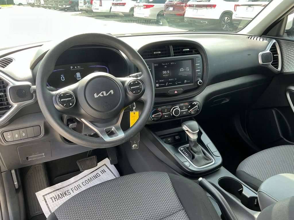 Used 2025 Kia Soul LX w/ LX Technology Package FWD image 27