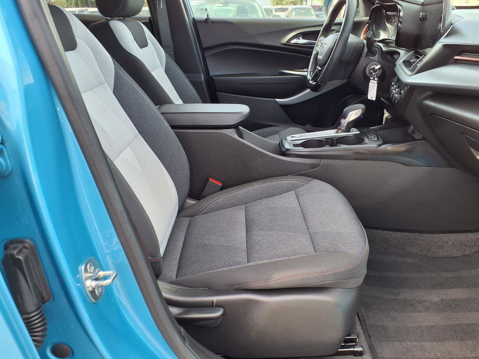 Used 2025 Chevrolet Trax RS w/ Sunroof Package FWD image 11