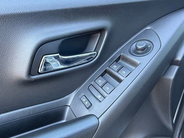 Used 2021 Chevrolet Trax LS FWD image 13