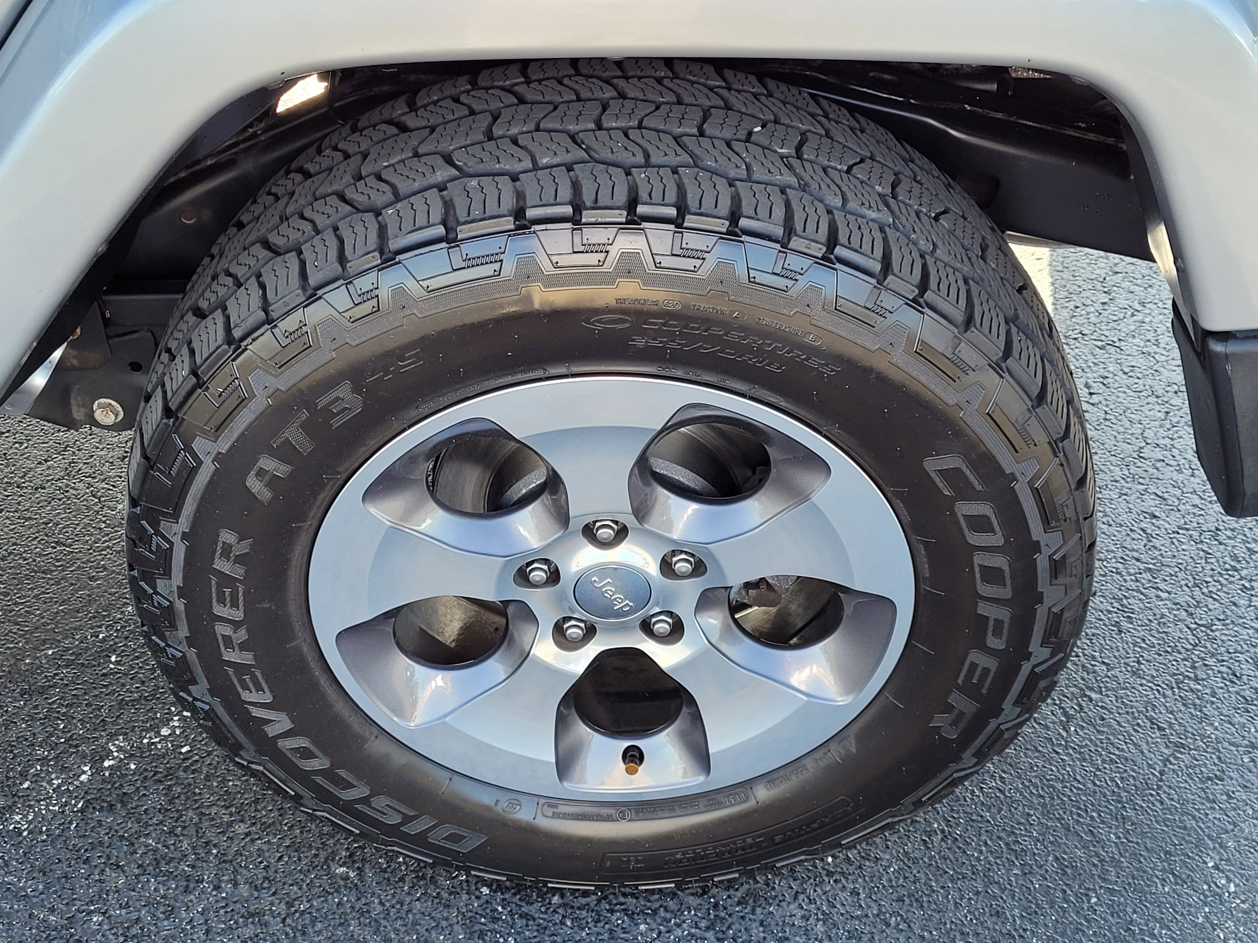 Used 2017 Jeep Wrangler Unlimited Sahara AWD/4WD image 10