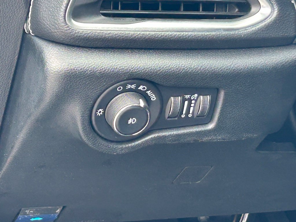 Used 2026 Chrysler Pacifica Limited FWD image 36
