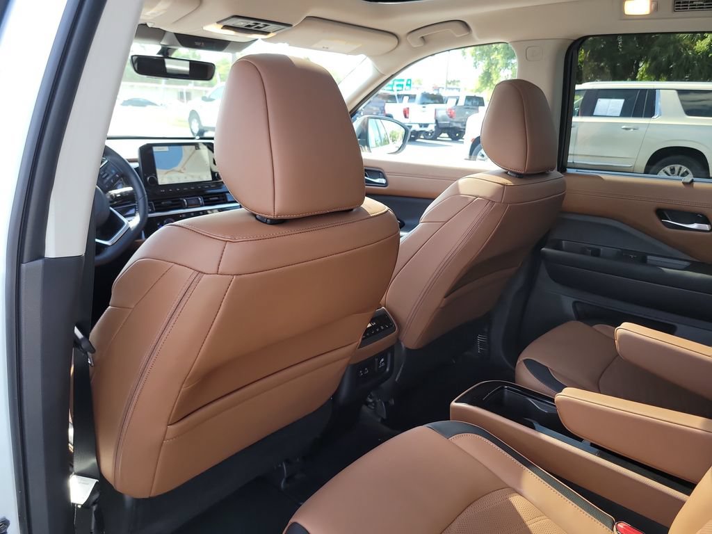 Used 2025 Nissan Pathfinder Platinum AWD/4WD image 10