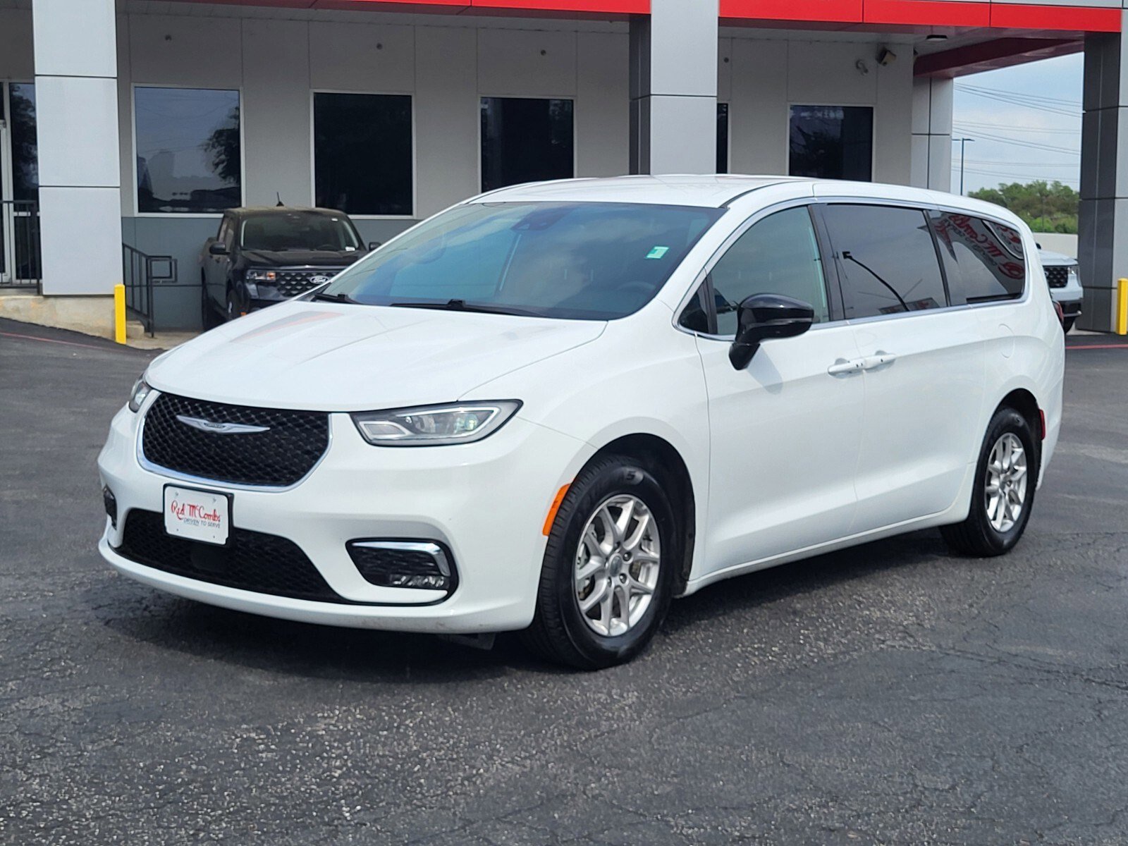 Used 2025 Chrysler Pacifica Select image 7