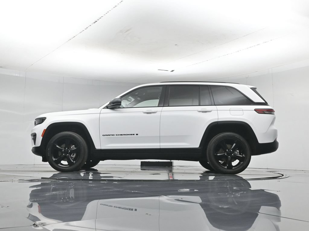 Used 2023 Jeep Grand Cherokee Altitude AWD/4WD image 55