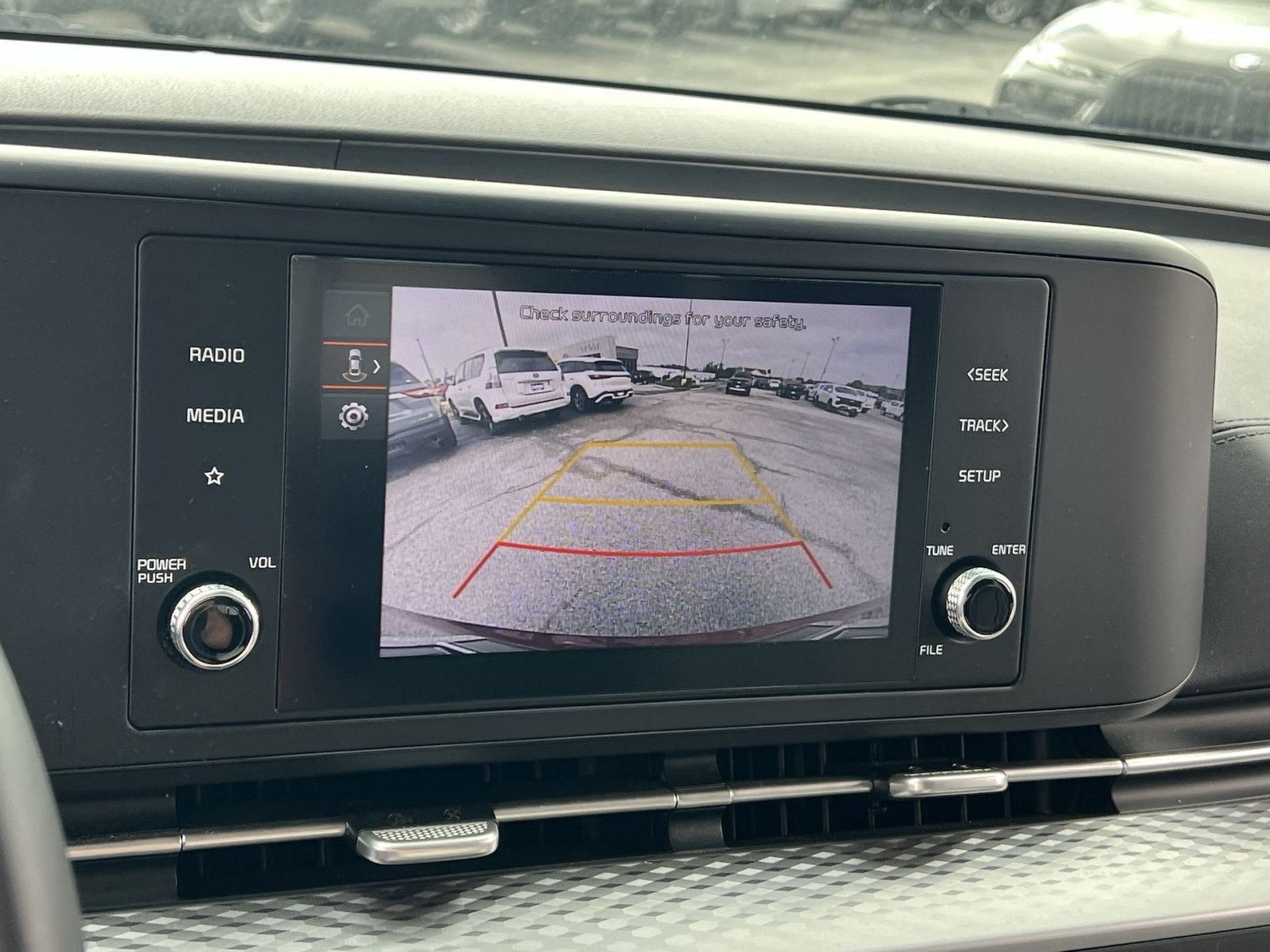 Used 2024 Kia Carnival LX FWD image 19