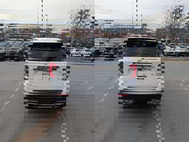 Certified 2022 Ford Explorer XLT w/ Equipment Group 202A image 5