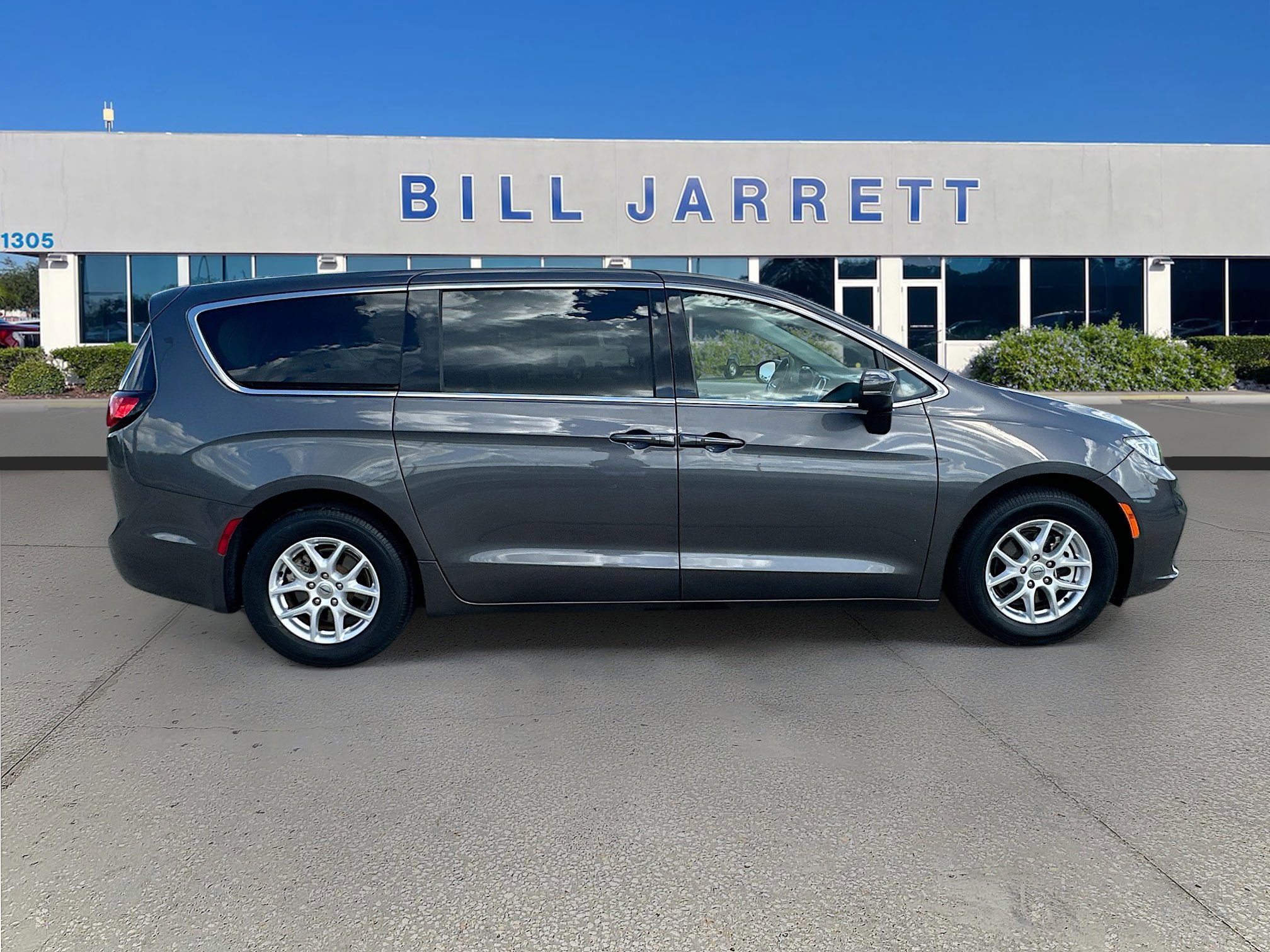 Used 2023 Chrysler Pacifica Touring-L image 6