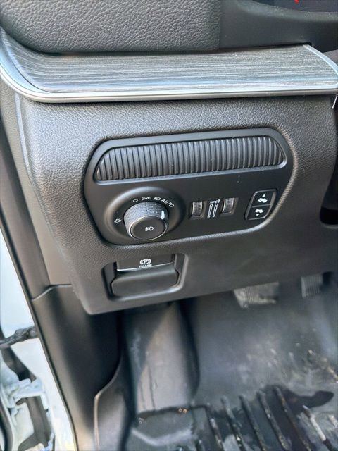 Used 2023 Jeep Wagoneer Series III w/ Preferred Equipment Group image 17