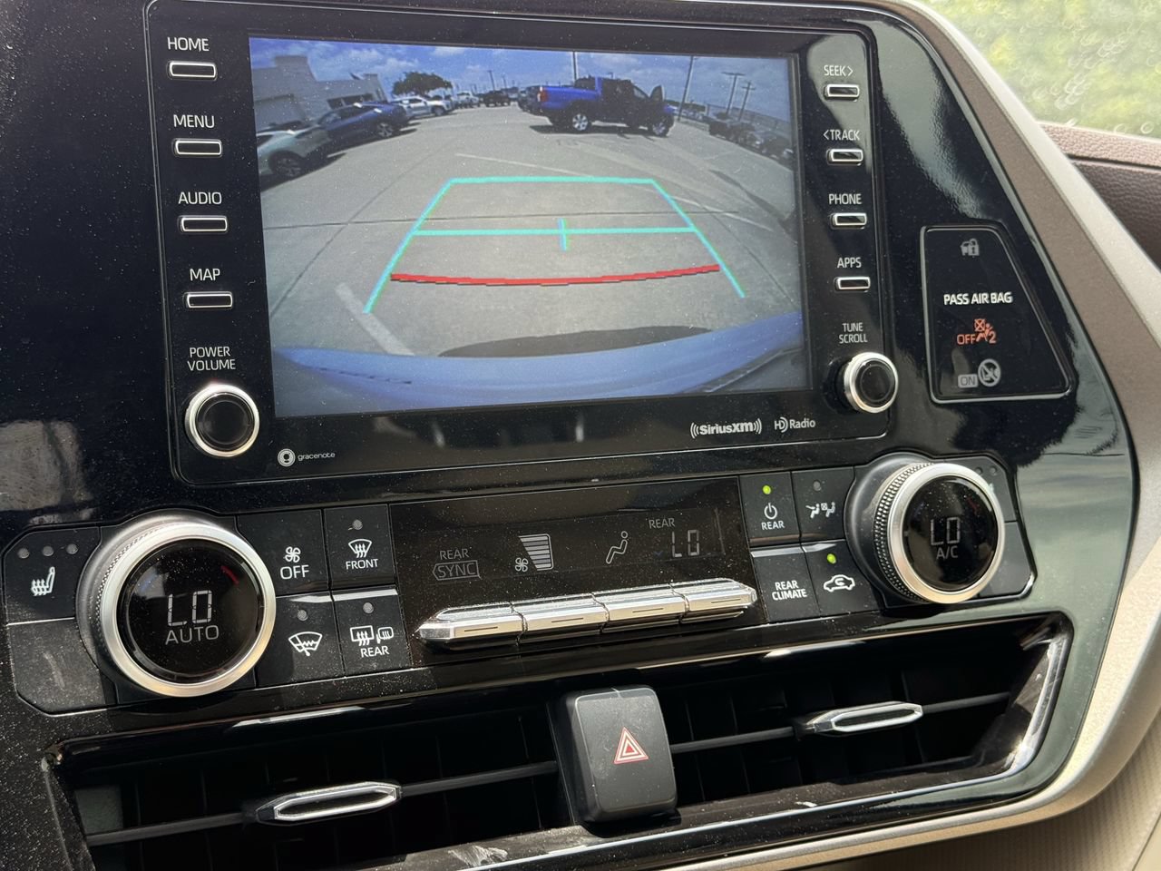 Used 2022 Toyota Highlander XLE FWD image 17
