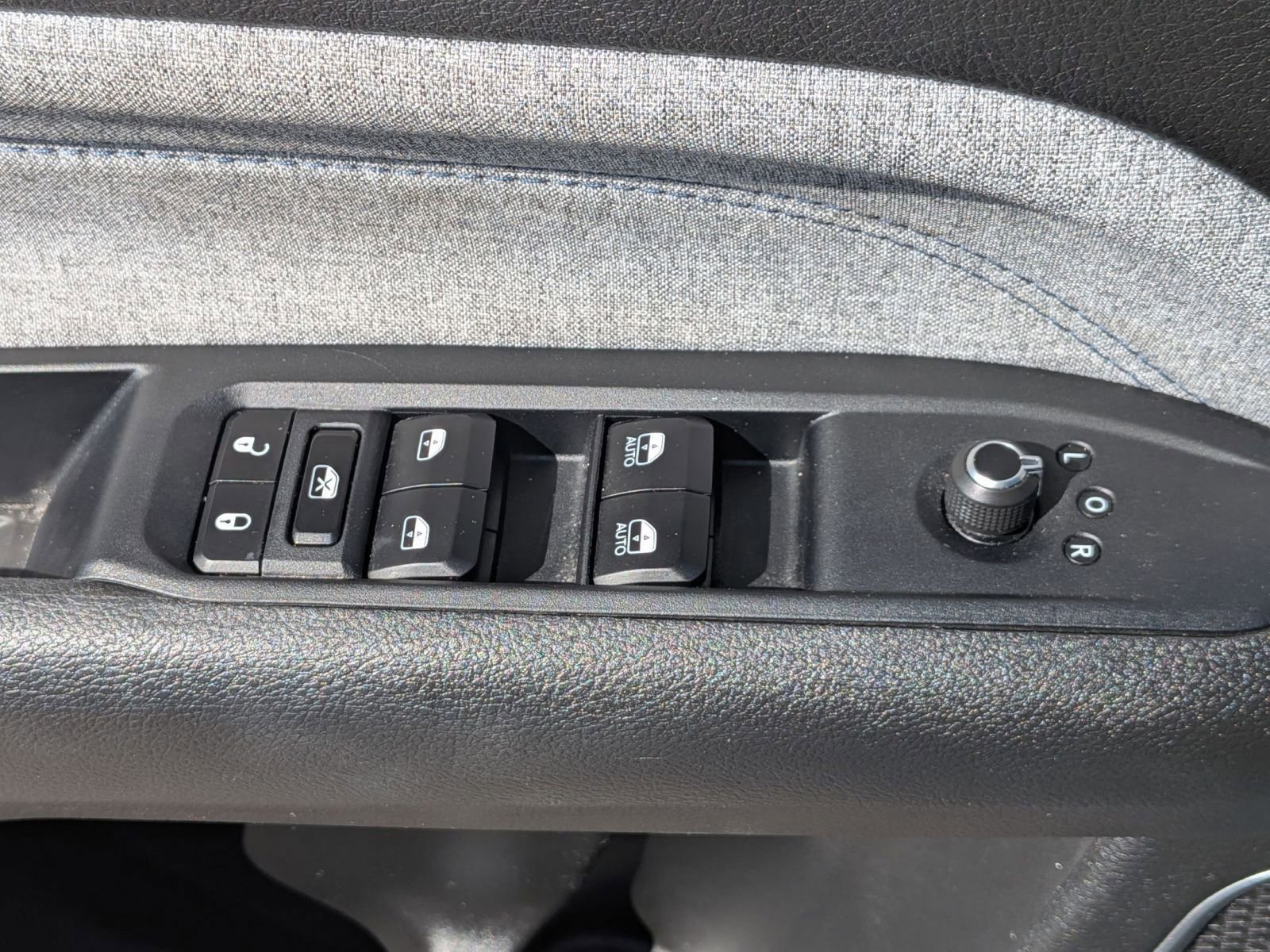 Used 2025 Jeep Compass Latitude w/ Sun & Sound Group AWD/4WD image 16
