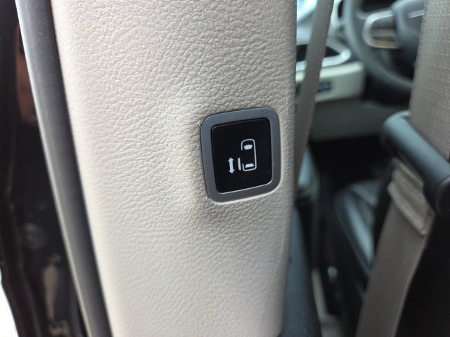 Used 2023 Chrysler Pacifica Touring-L FWD image 26