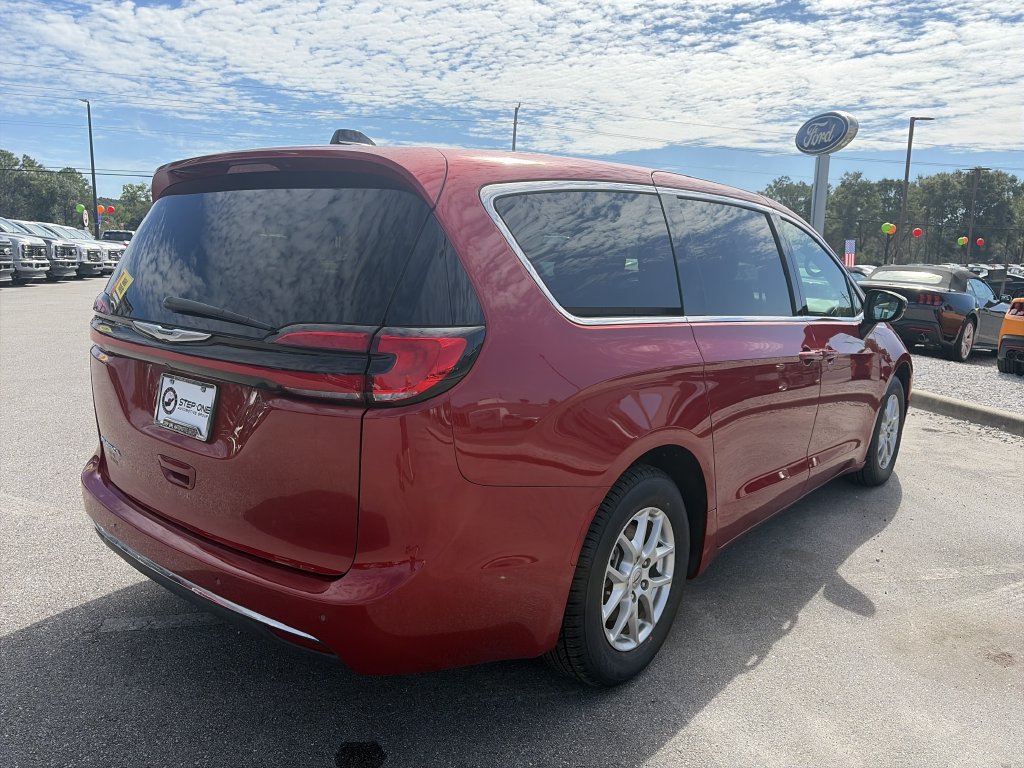 Used 2025 Chrysler Pacifica Select FWD image 7