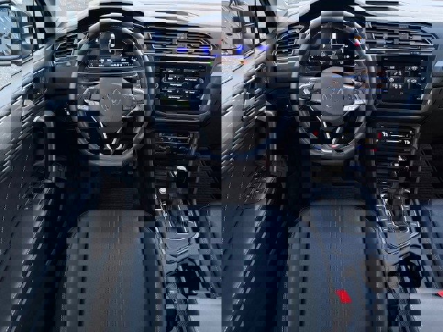 Used 2024 Volkswagen Tiguan SE w/ Panoramic Sunroof Package image 29