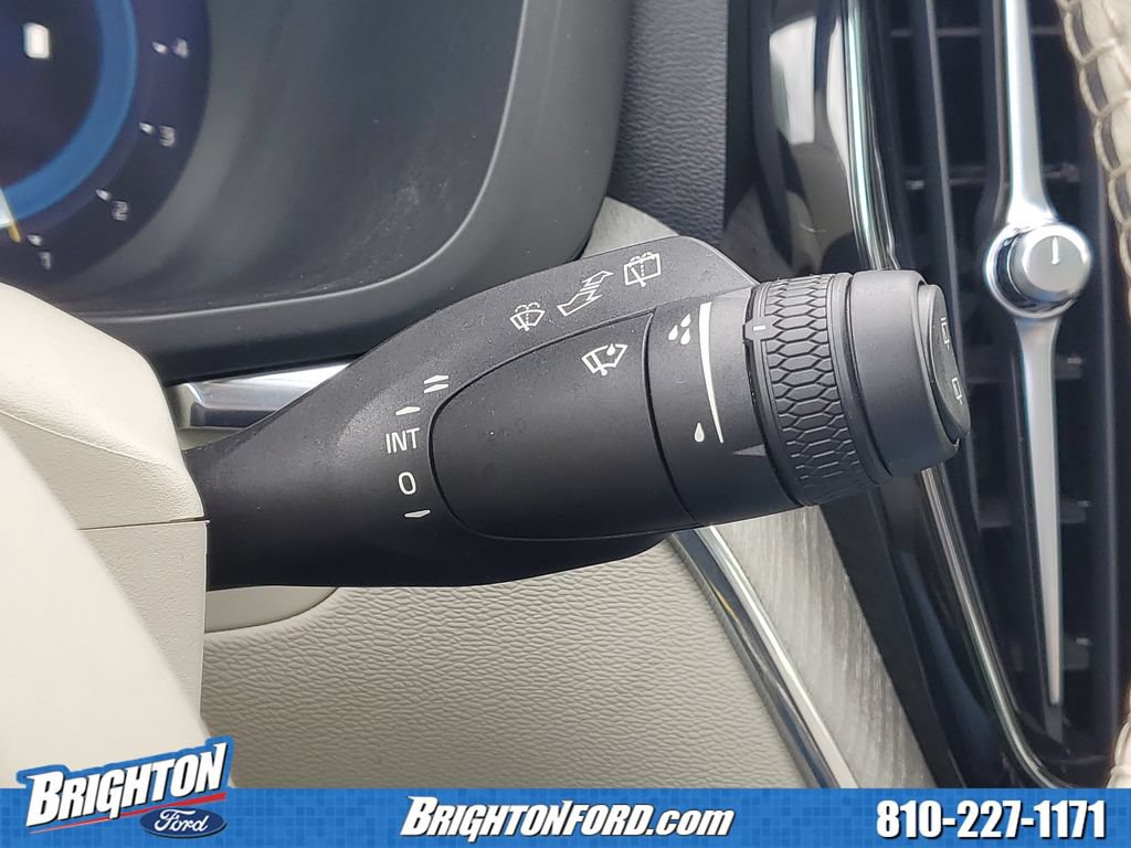 Used 2023 Volvo XC60 B5 Plus AWD/4WD image 23