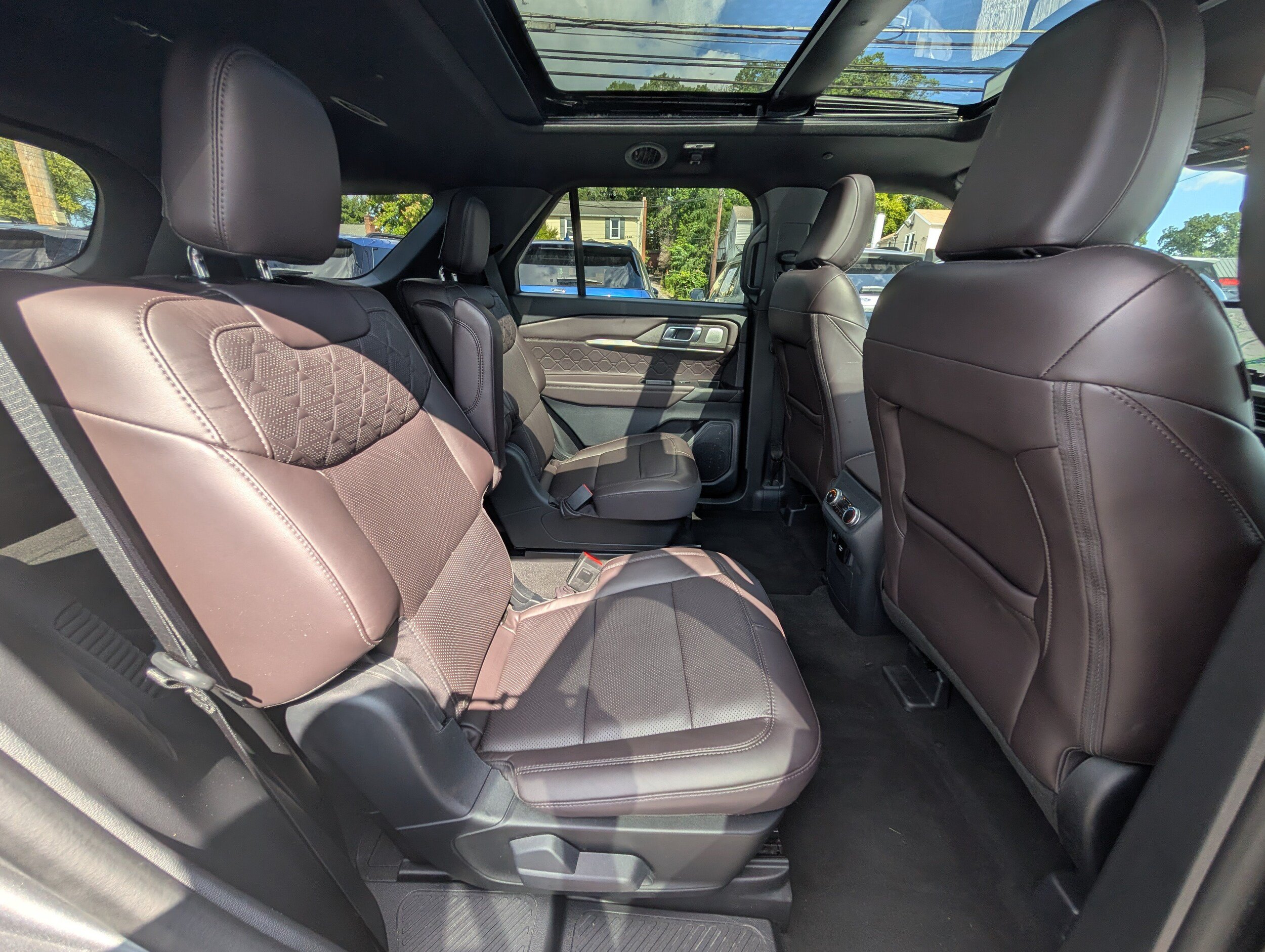 Certified 2025 Ford Explorer Platinum w/ LUX Leather Package AWD/4WD image 13