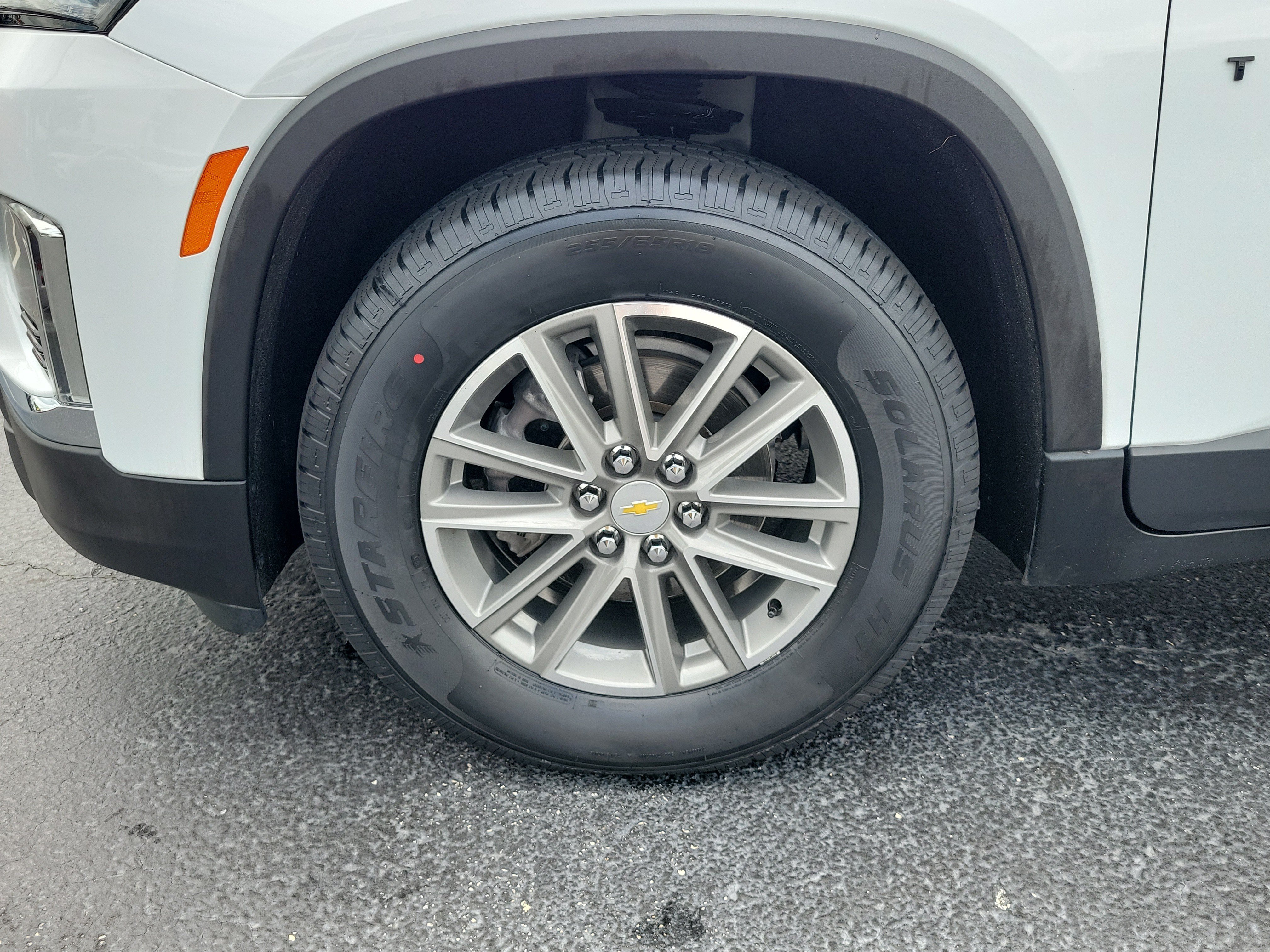 Used 2023 Chevrolet Traverse LT FWD image 5