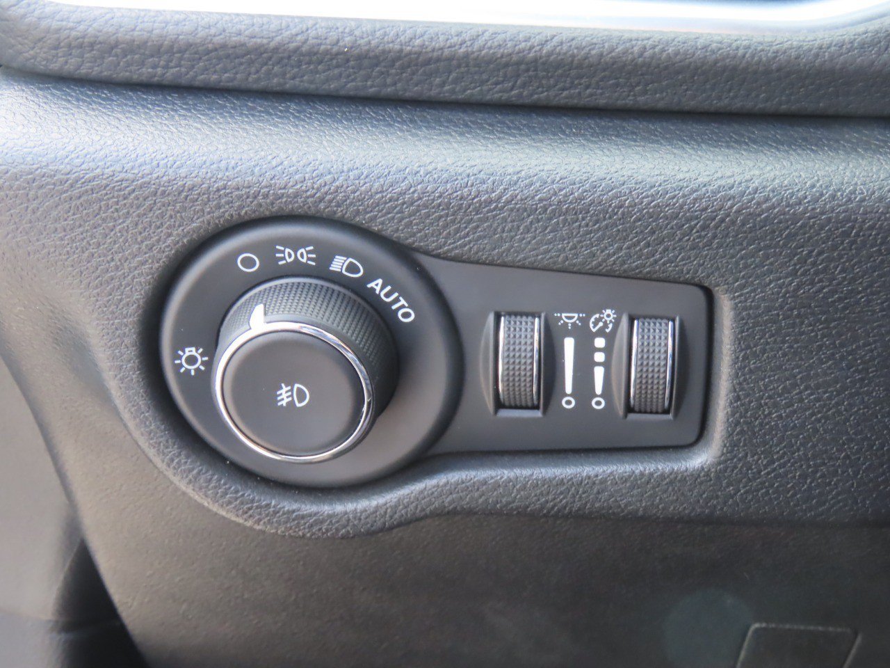 Used 2025 Chrysler Pacifica Limited FWD image 25