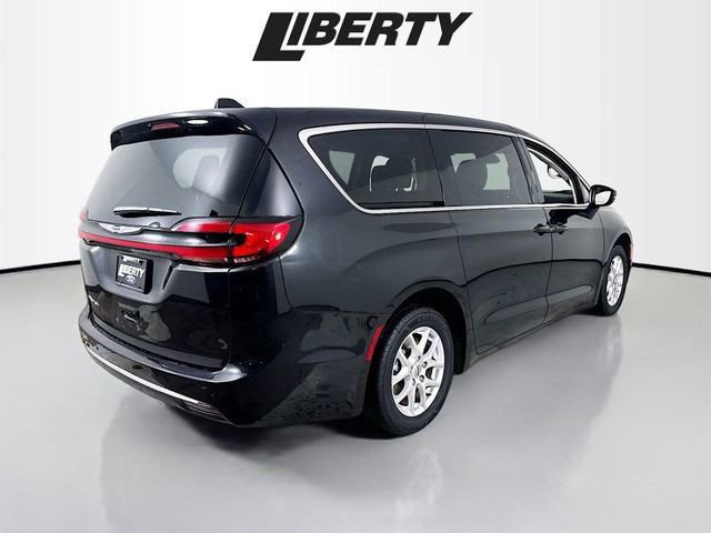 Used 2023 Chrysler Pacifica Touring-L image 5