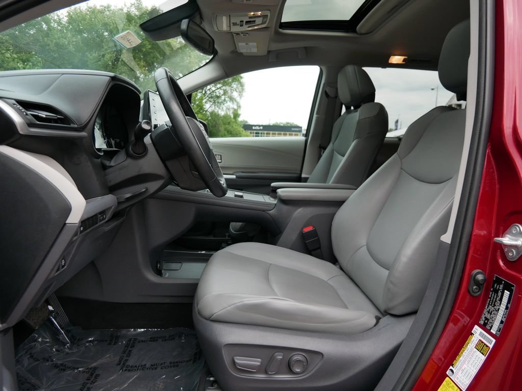 Used 2021 Toyota Sienna XLE w/ XLE Plus Package FWD image 16