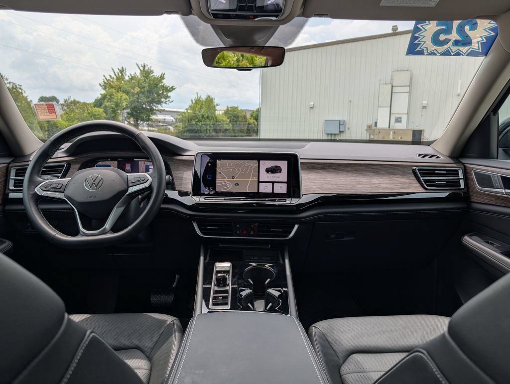 Used 2025 Volkswagen Atlas SEL AWD/4WD image 6