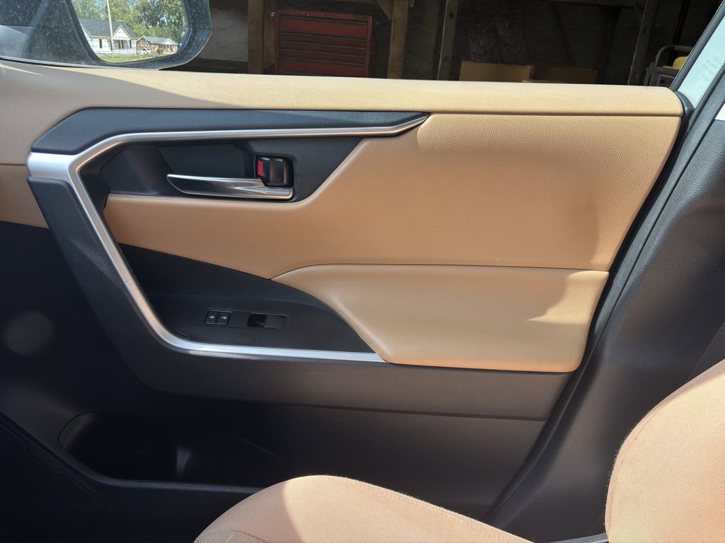 Used 2021 Toyota RAV4 XLE w/ Convenience Package AWD/4WD image 11