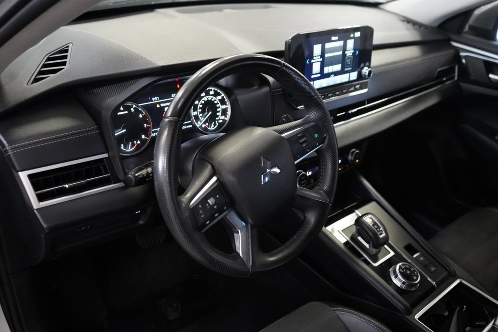 Used 2024 Mitsubishi Outlander SE AWD/4WD image 16