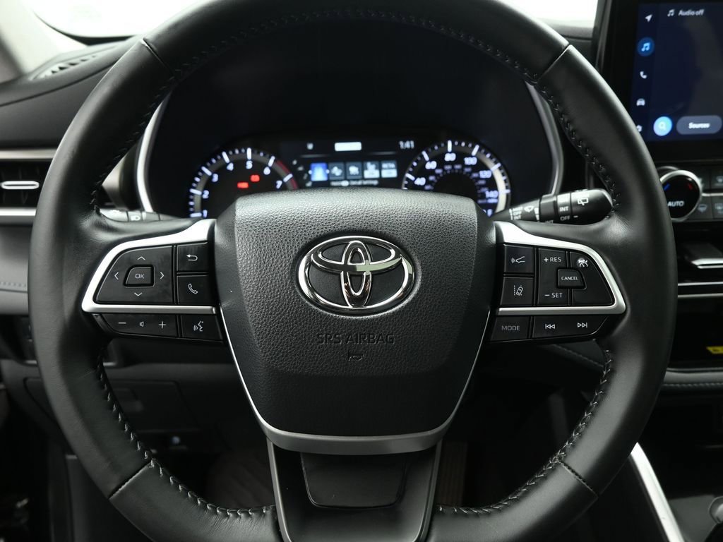Used 2023 Toyota Highlander XLE image 12