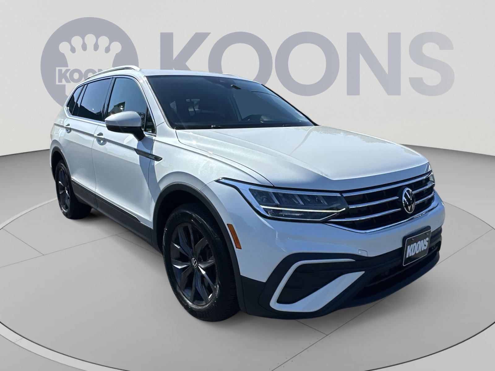 Used 2023 Volkswagen Tiguan SE w/ Panoramic Sunroof Package FWD image 18