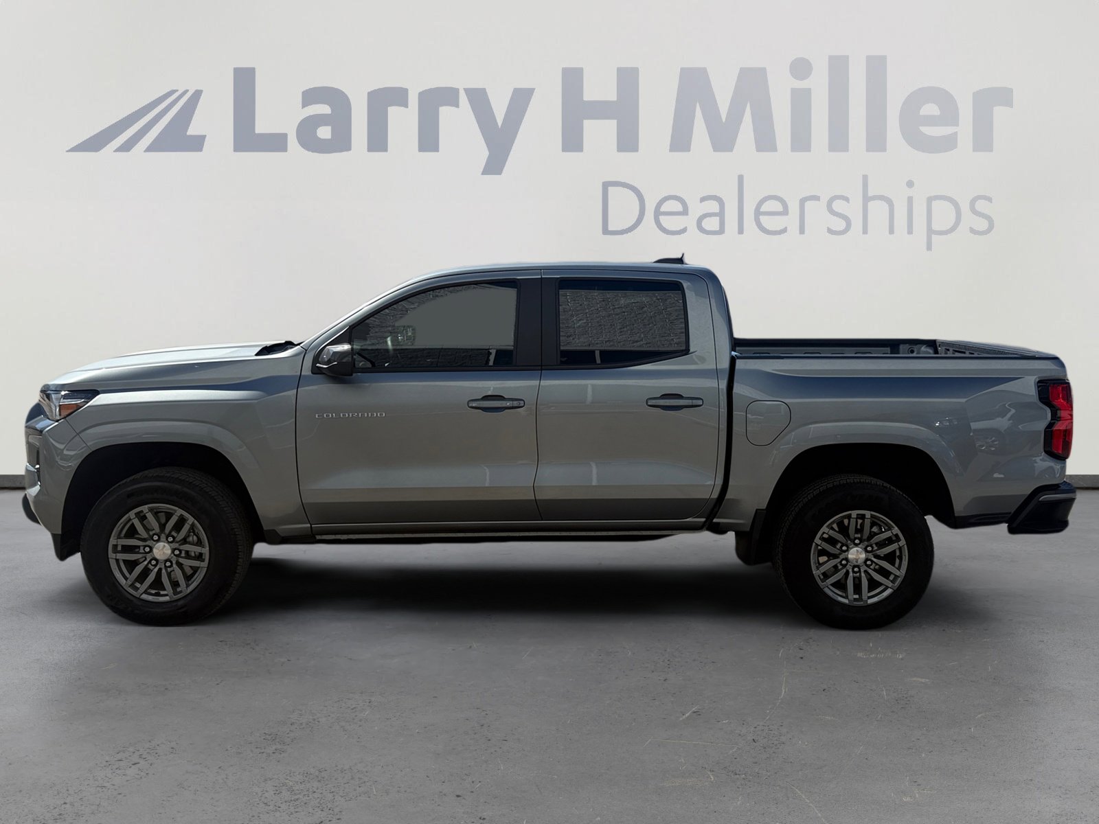 Used 2024 Chevrolet Colorado LT w/ LT Convenience Package image 2
