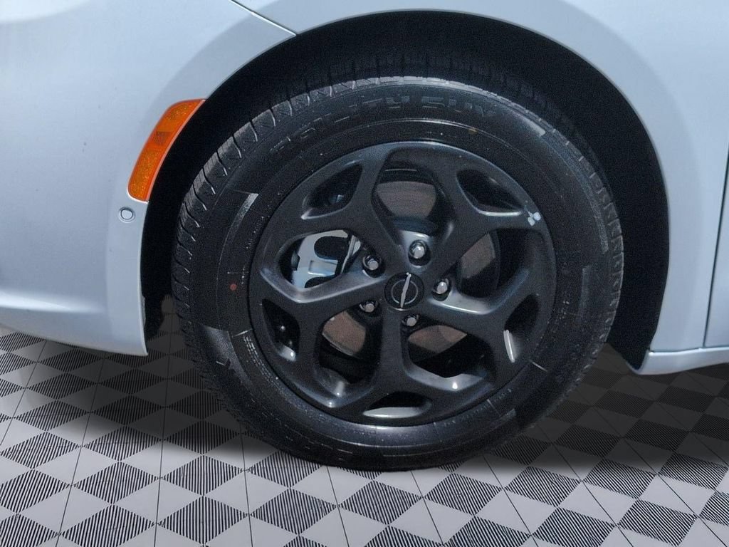Used 2024 Chrysler Pacifica Limited FWD image 32