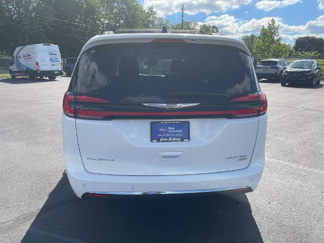 Used 2023 Chrysler Pacifica Limited AWD/4WD image 23