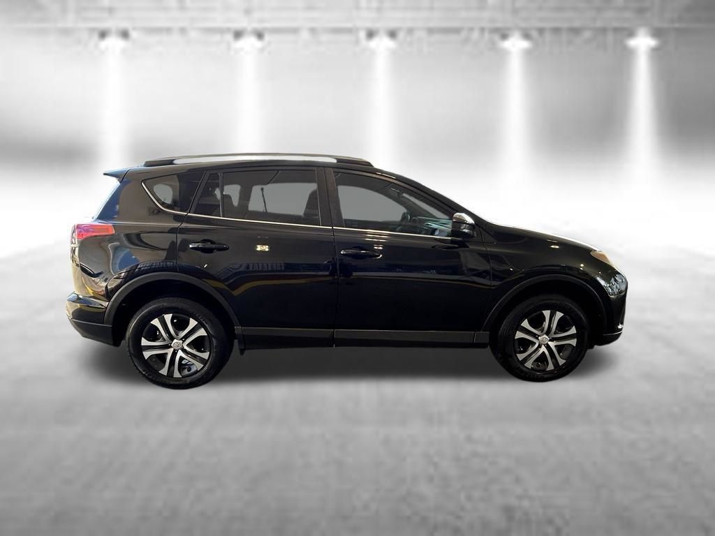 Used 2018 Toyota RAV4 LE FWD image 3