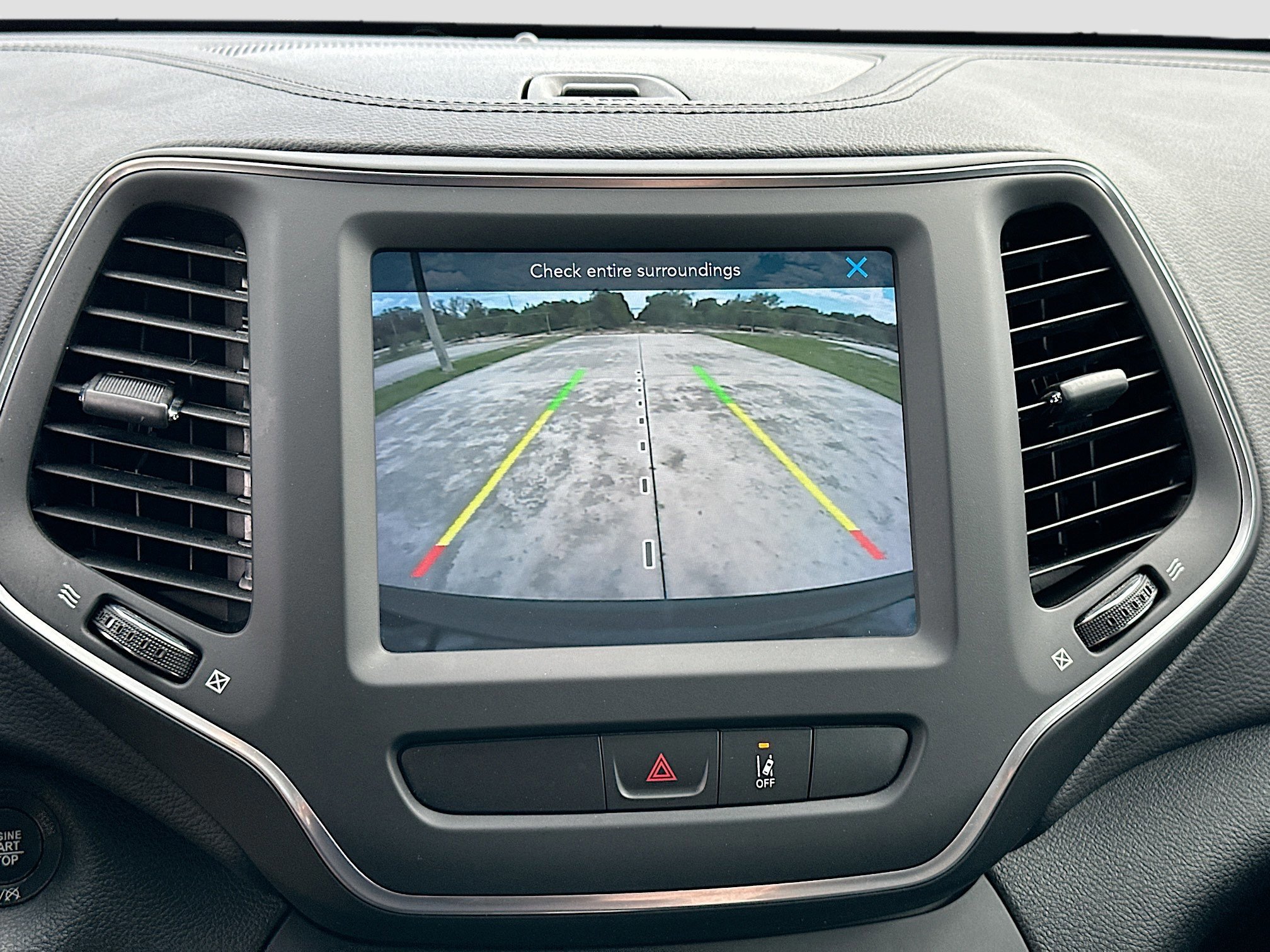 Used 2022 Jeep Cherokee Latitude Lux w/ Mopar Interior Package FWD image 13