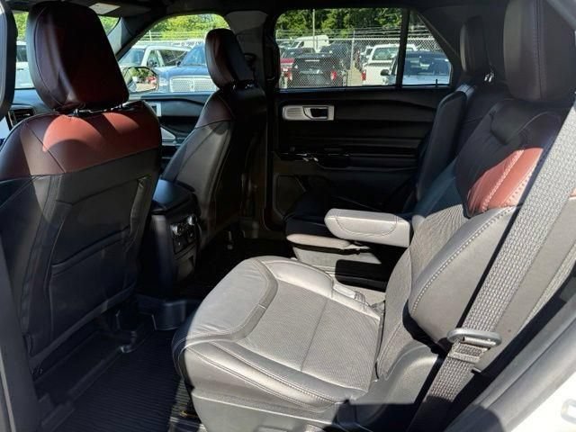 Certified 2022 Ford Explorer Platinum w/ Equipment Group 601A AWD/4WD image 8