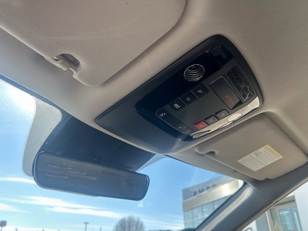 Used 2025 Kia Carnival image 21