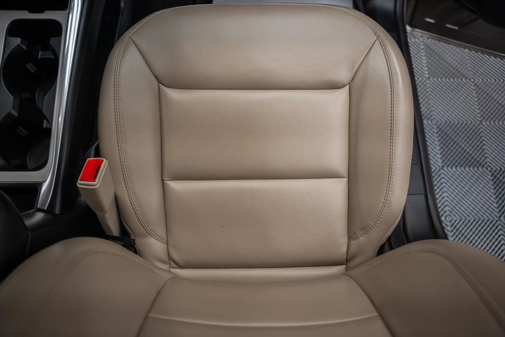 Certified 2021 Ford Explorer XLT w/ Equipment Group 202A image 33