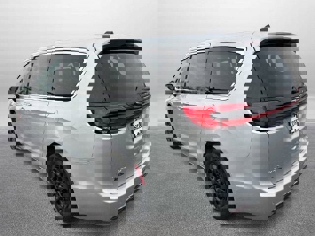 Used 2024 Chrysler Pacifica Touring-L image 5