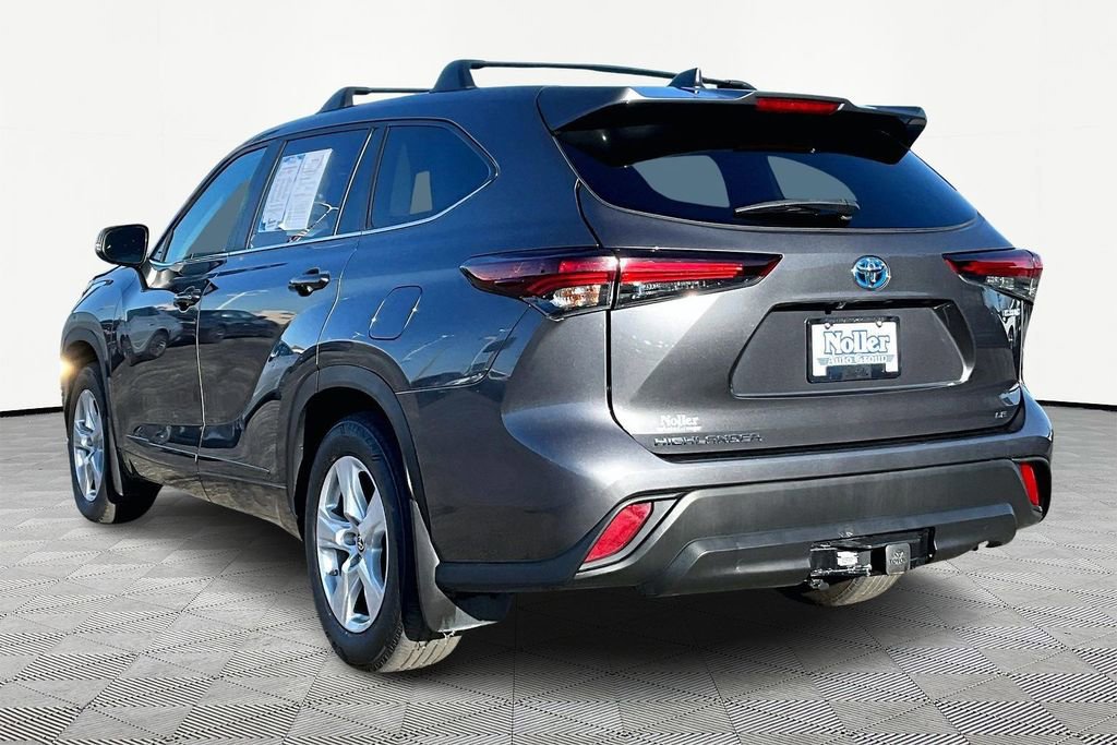 Used 2024 Toyota Highlander LE FWD image 2