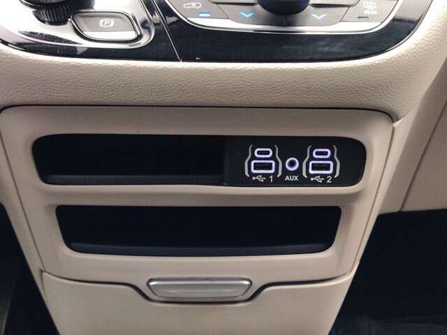 Used 2024 Chrysler Pacifica Limited FWD image 32